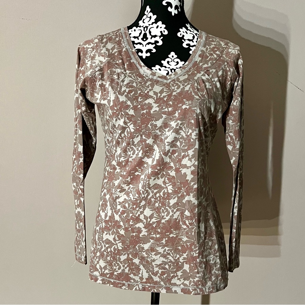 Patagonia Athletica Womenâs Floral 100% Organic Cotton V-Neck Top